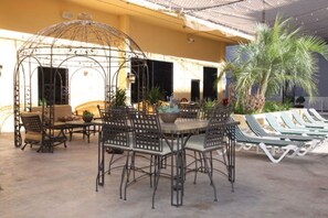 تناول الطعام بالخارج