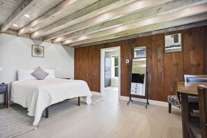 2 bedrooms, iron/ironing board, WiFi