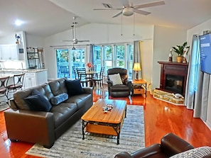 TV - Pelican’s Point – Weeki Wachee Main River Home with Gulf Access (Weeki Wachee)