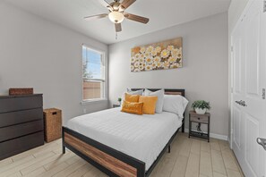 3 slaapkamers, een strijkplank/strijkijzer, gratis wifi, beddengoed