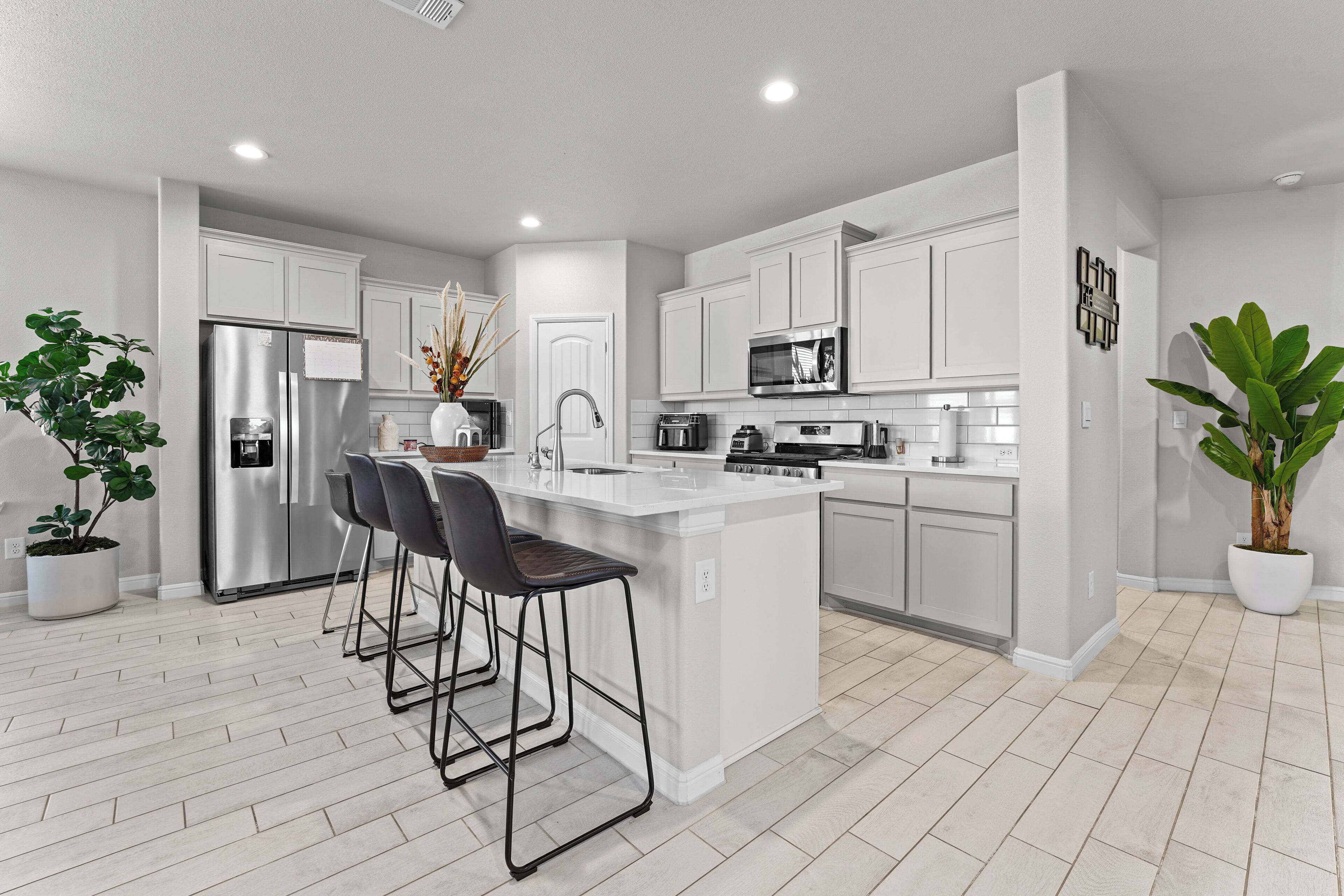 Mikrobølgeovn, ovn, kokeplater og oppvaskmaskin