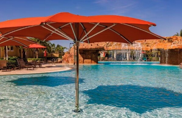 Una piscina al aire libre, una piscina climatizada