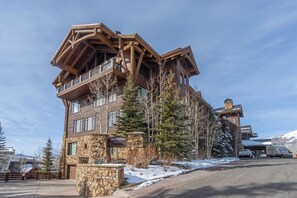 Exterior - Spacious Luxury 3 BDR Condo w/ Sweeping Views (Telluride)