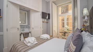 Suite, balcón, vistas a la ciudad | Minibar, caja fuerte, sistema de insonorización