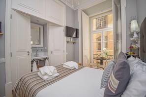 Suite, Balcony, City View | Minibar, in-room safe, soundproofing, iron/ironing board - B in B Douradores (Lisbon)