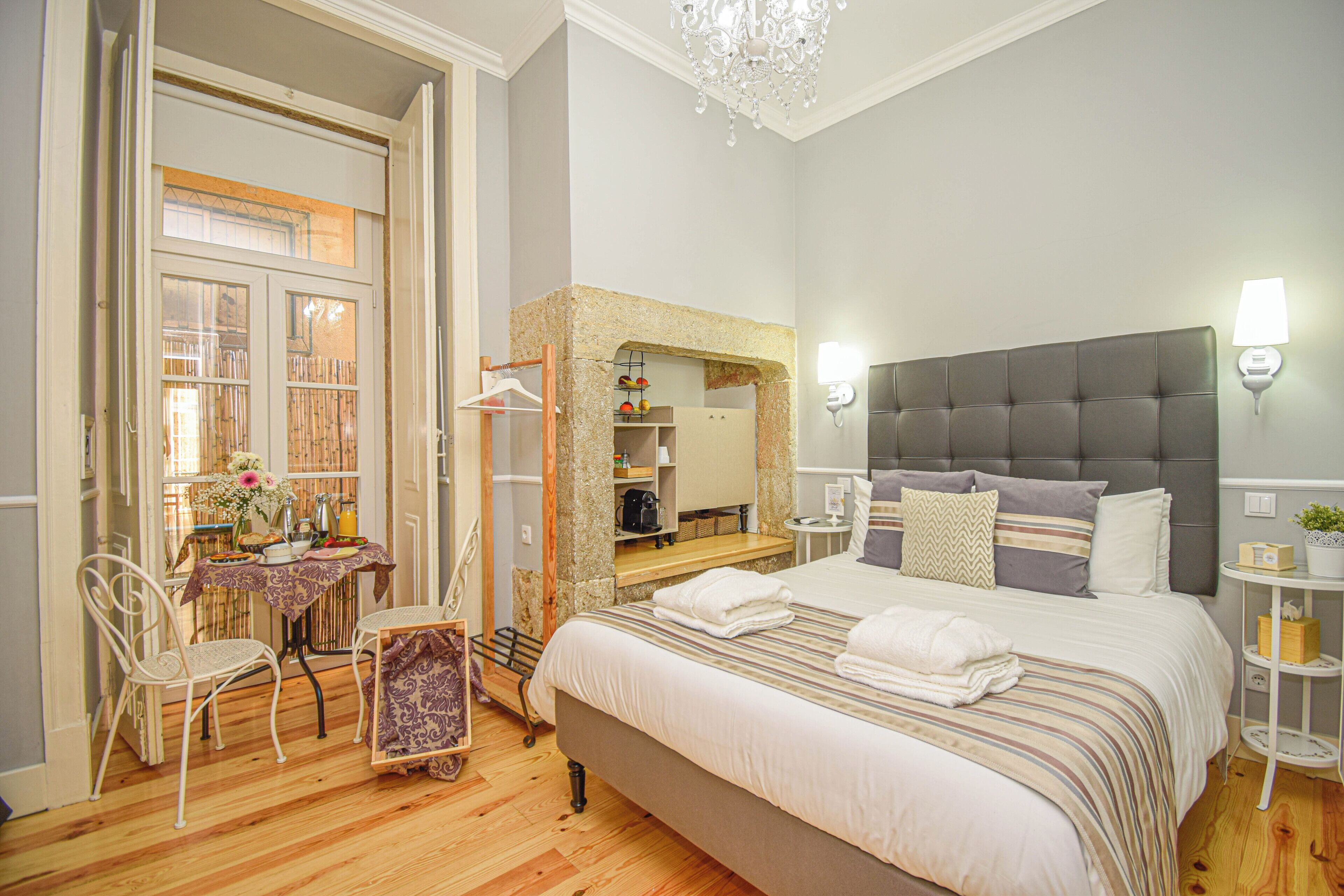 Suíte executiva, sacada, vista para o pátio | Frigobar, cofres nos quartos, quartos à prova de som