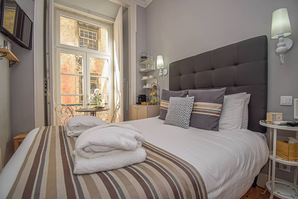 Suite, balcón, vista a la ciudad | Caja de seguridad en la habitación y tabla de planchar con plancha