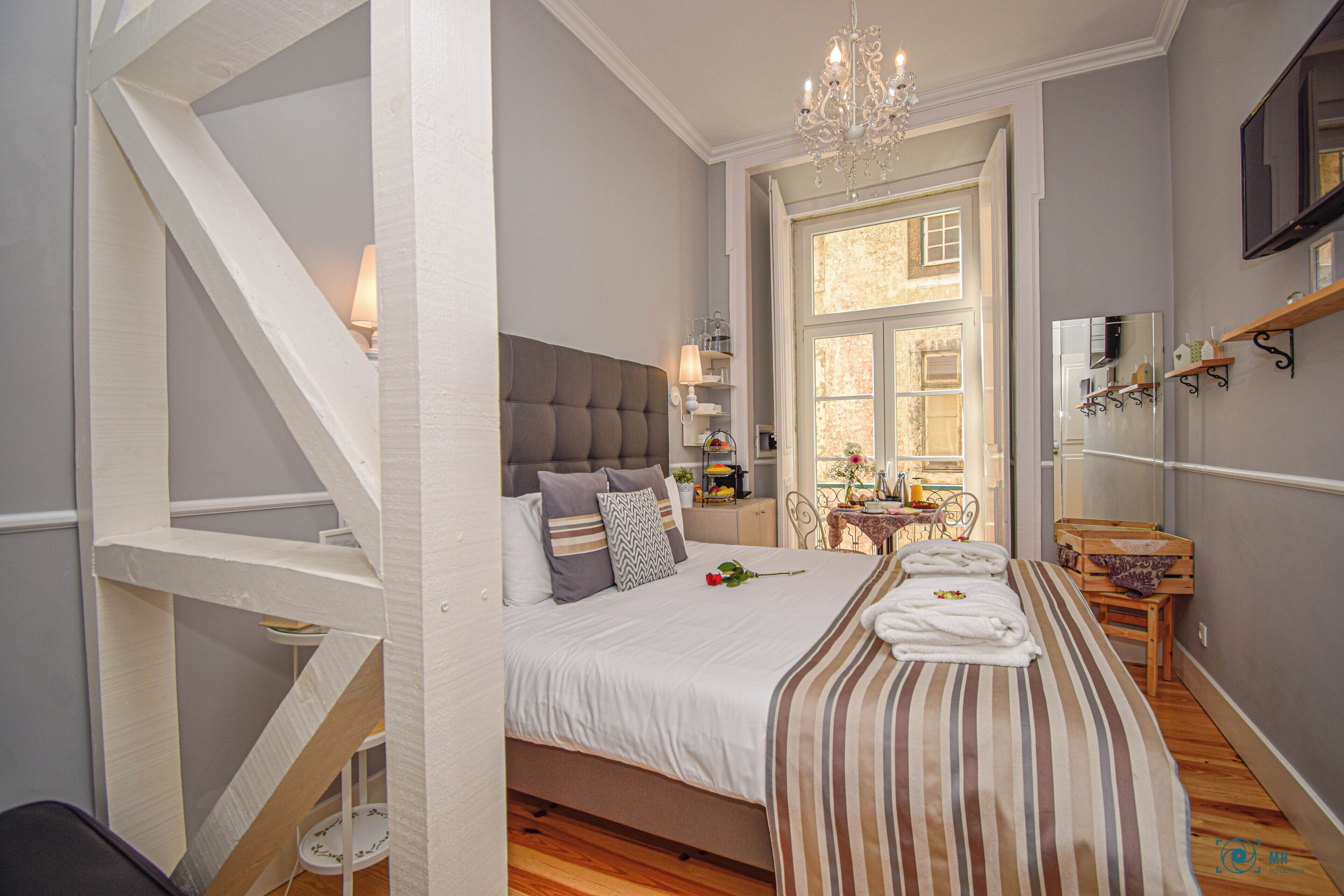 Suíte superior, sacada, vista para a cidade | Frigobar, cofres nos quartos, quartos à prova de som