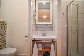 Ducha, artículos de higiene personal gratuitos y secador de pelo