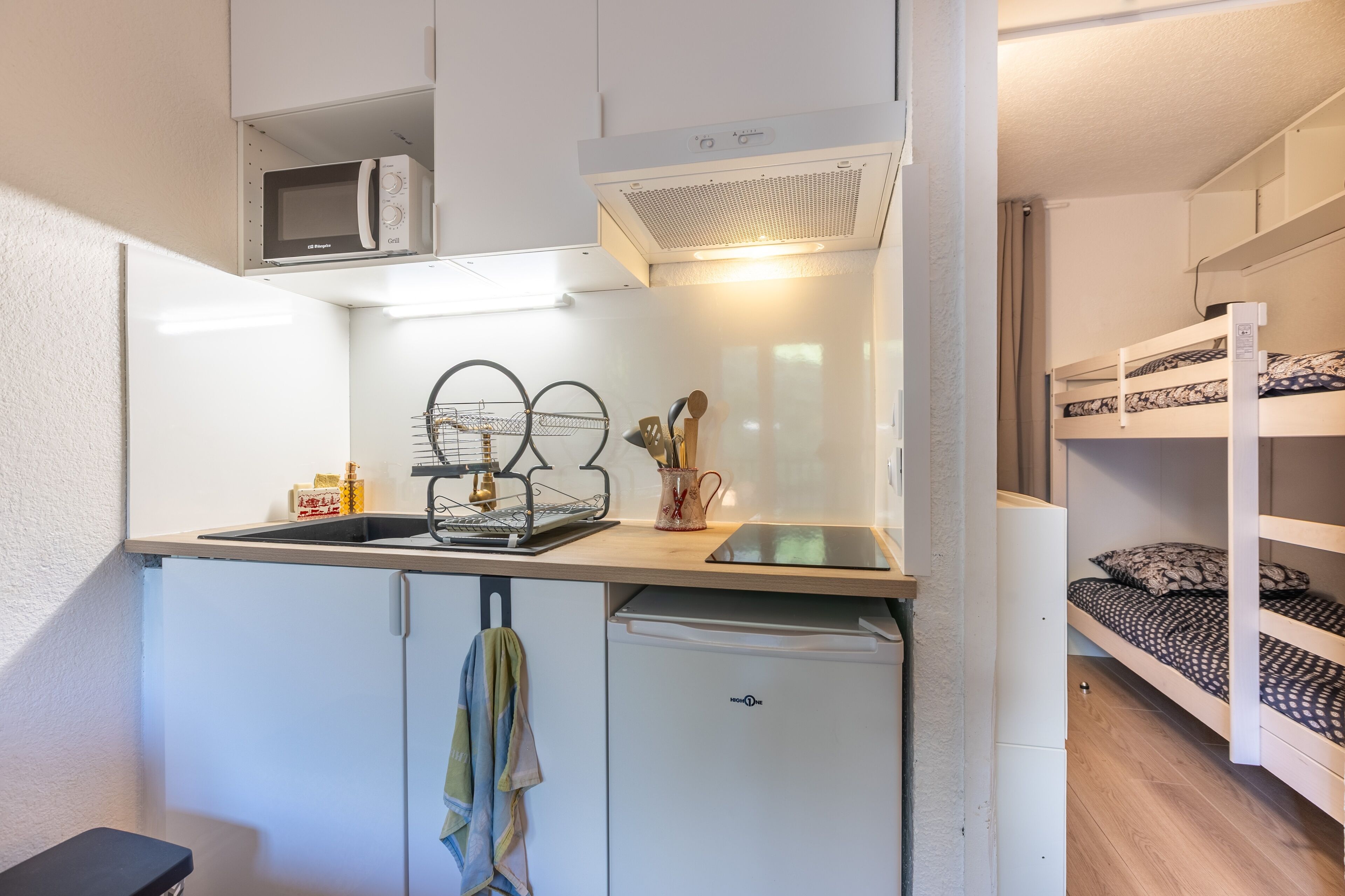 Réfrigérateur, micro-ondes, cafetière/bouilloire, grille-pain