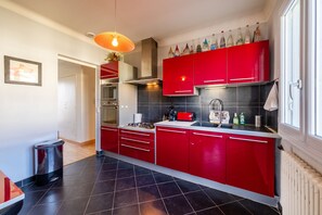 Kühlschrank, Mikrowelle, Ofen, Geschirrspüler