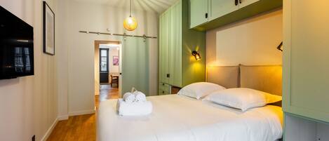 2 عدّة غرف نوم ومكواة/لوح كي وواي فاي مجانًا وملاءات أسرّة