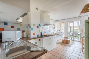 Een koelkast, een magnetron, een oven, een koffiezetapparaat/waterkoker