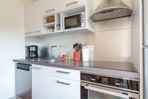 Kühlschrank, Mikrowelle, Ofen, Geschirrspüler