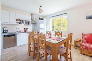 Kylskåp, mikrovågsugn, ugn och diskmaskin