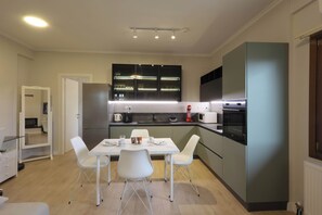 Réfrigérateur, micro-ondes, plaque de cuisson, lave-vaisselle
