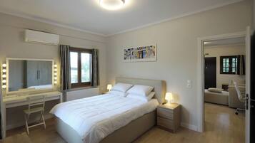 Een bureau, een strijkplank/strijkijzer, internet