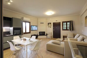 Smart TV, fireplace - Avlos Luxury Home-NEW! 5 Min to Ctr (IOANNINA)