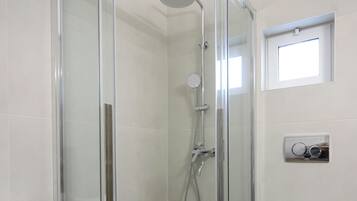 Douche, articles de toilette gratuits, sĂšche-cheveux