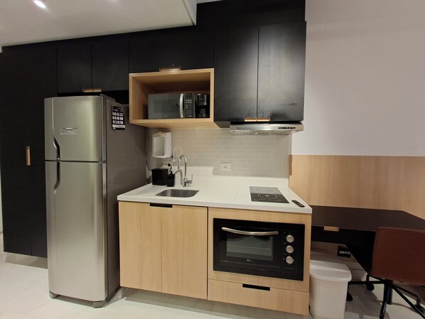 Superior Studio | Private kitchen | Fridge, microwave, oven, stovetop