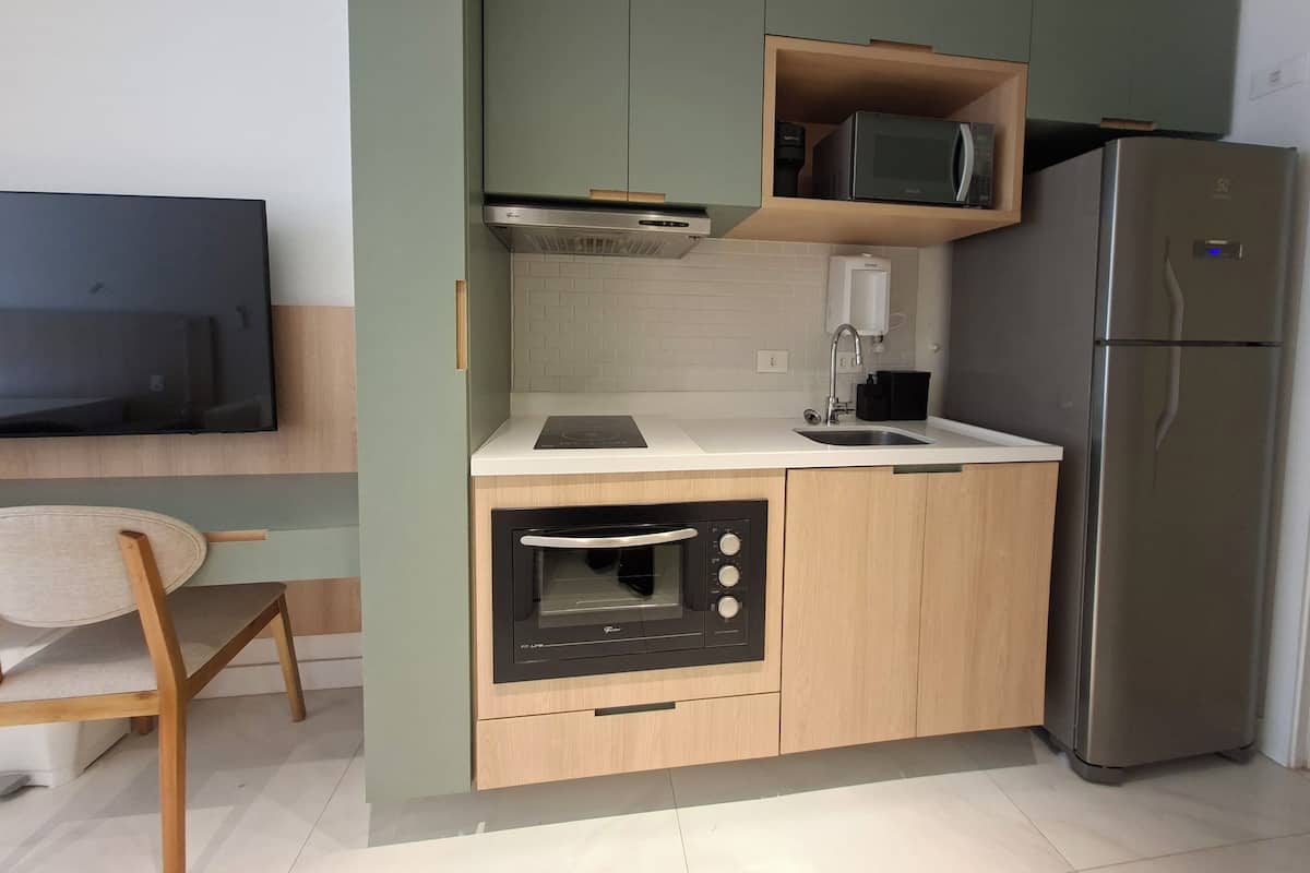 Deluxe Studio | Private kitchen | Fridge, microwave, oven, stovetop