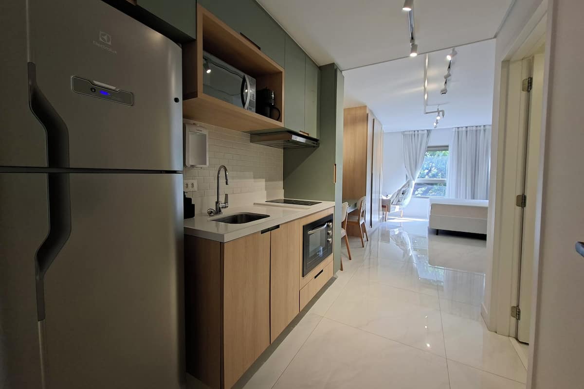 Premium Studio | Private kitchen | Fridge, microwave, oven, stovetop