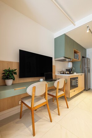 Deluxe studio | Een kluis op de kamer, een bureau, verduisterende gordijnen, gratis wifi