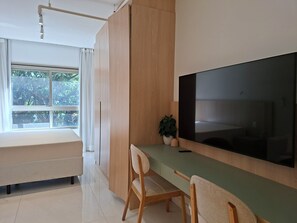 Deluxe Studio | In-room safe, desk, blackout curtains, free WiFi