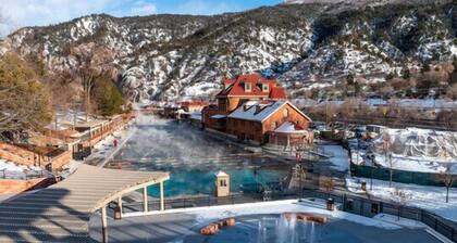 Roaring Fork Retreat Hot Tub Pet-Friendly