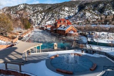 Roaring Fork Retreat Hot Tub Pet-Friendly