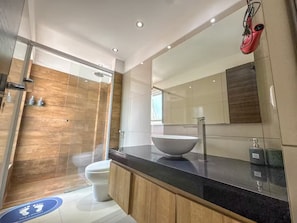 Haartrockner, Handtücher, Seife, Toilettenpapier