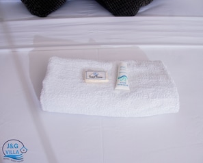 Shower, hair dryer, towels, soap - Cozy Hotel located on the Hillside of Vigie Mountain area of Cap-Haitien. (Cap-Haitien)