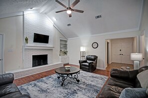 Smart TV, books - Modern Comfort Jackson Stay (Jackson)