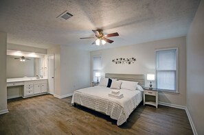 4 bedrooms, iron/ironing board, free WiFi, bed sheets - Modern Comfort Jackson Stay (Jackson)