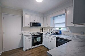 Fridge, microwave, oven, stovetop - Modern Comfort Jackson Stay (Jackson)