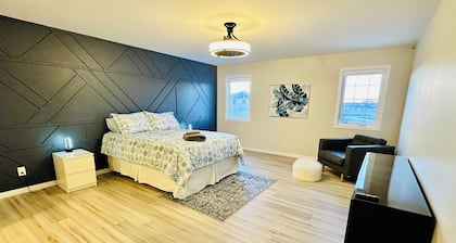 Chateau Sage Creek on the Lake, Hot Tub, Pool, Breathtaking sunsets, Nature path