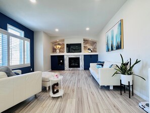 Fernseher, Kamin, Tischfußball, Tischtennisplatte