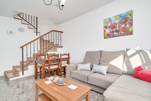 TV - Casa José: Mountain Views, Wi-Fi, and Air Conditioning in Nerja (Nerja)