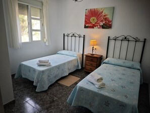 2 chambres, fer et planche à repasser, Wi-Fi, draps fournis