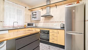 Een koelkast, een microgolfoven, een oven, een kookplaat