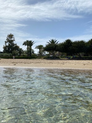 Chaises longues, serviettes de plage