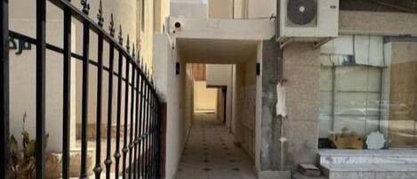 Vista frontal de la propiedad