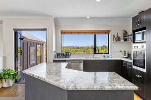 Fridge, microwave, oven, stovetop - Rangatira Sunsets & Close to town (Taupō)