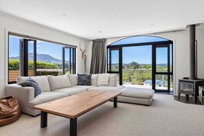 TV, fireplace - Rangatira Sunsets & Close to town (Taupō)