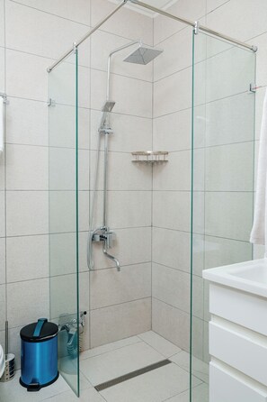 Bruser, hårtørrer, hjemmesko, håndklæder