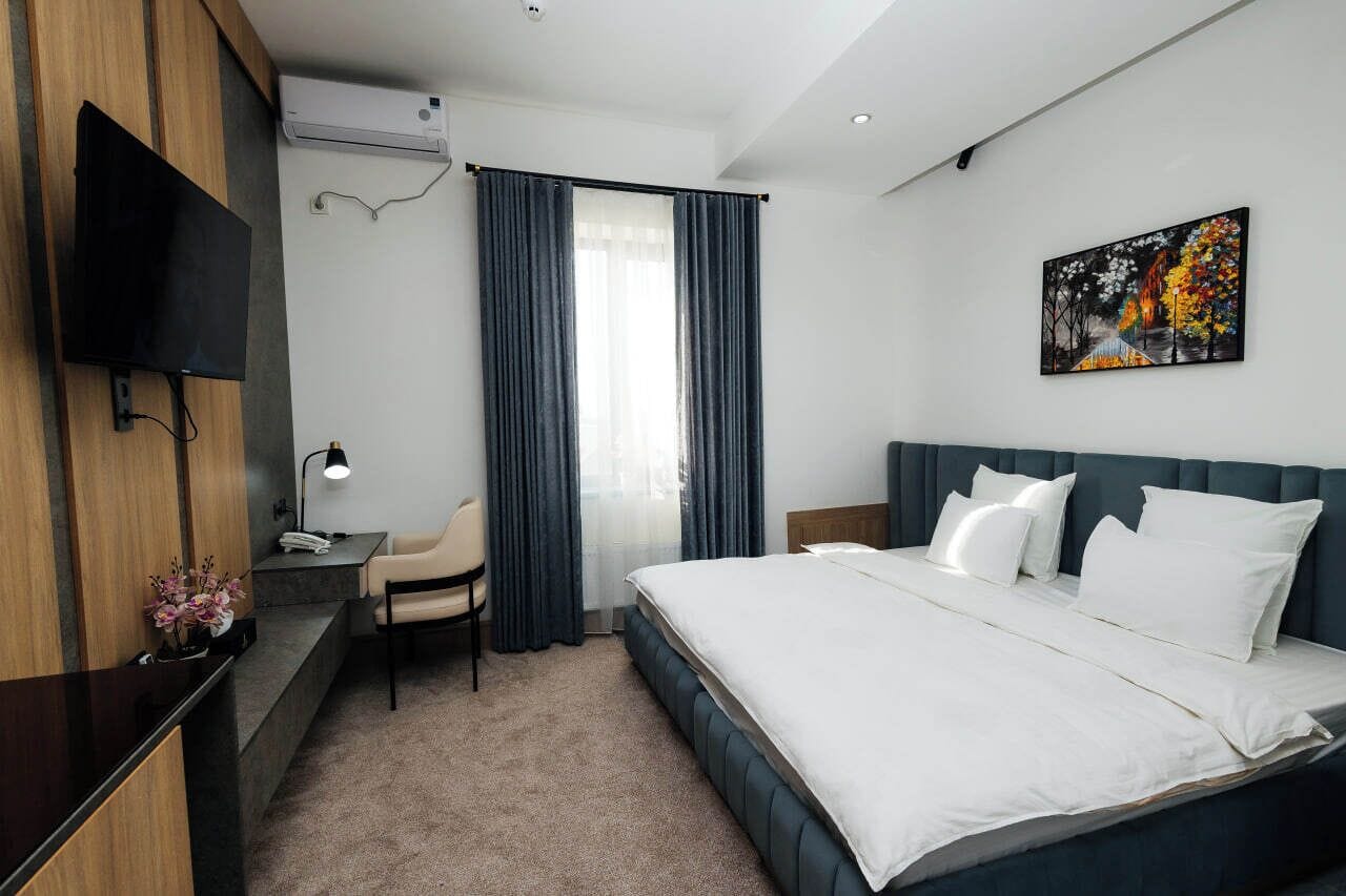 Habitación doble Confort | Caja de seguridad en la habitación y escritorio 