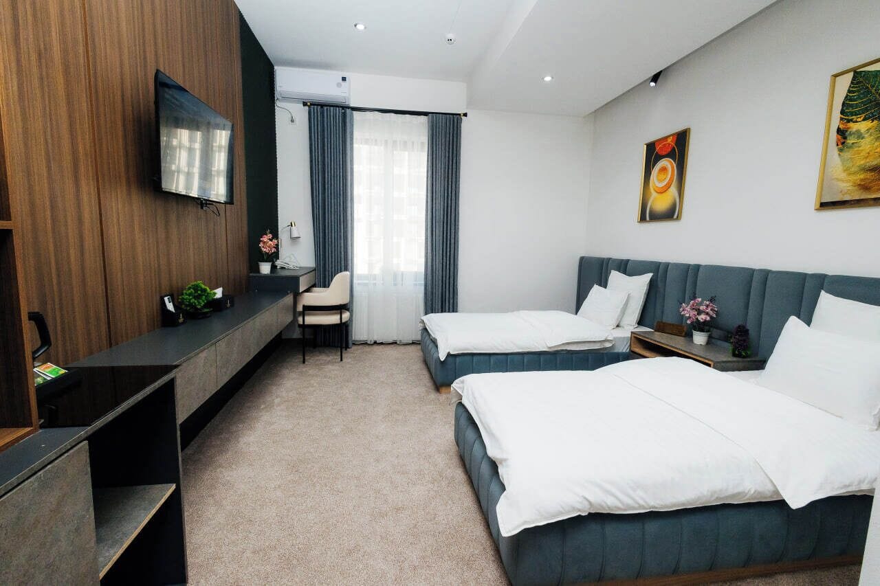 Habitación Confort con 1 cama matrimonial o 2 individuales, para no fumadores, vista a la ciudad | Caja de seguridad en la habitación y escritorio 