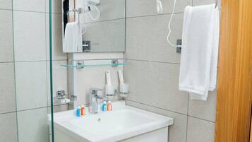 Kamar Double Comfort | Kamar mandi | Shower, pengering rambut, sandal, dan handuk