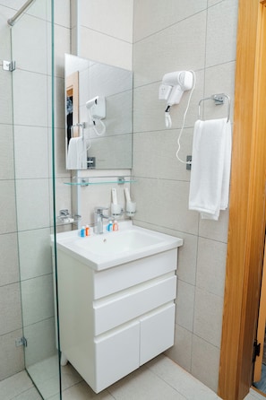 Kamar Double Comfort | Kamar mandi | Shower, pengering rambut, sandal, dan handuk