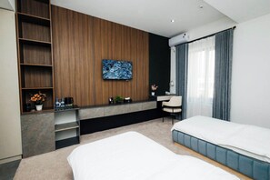 Chambre Confort Double ou avec lits jumeaux, non-fumeurs, vue ville | Coffres-forts dans les chambres, bureau